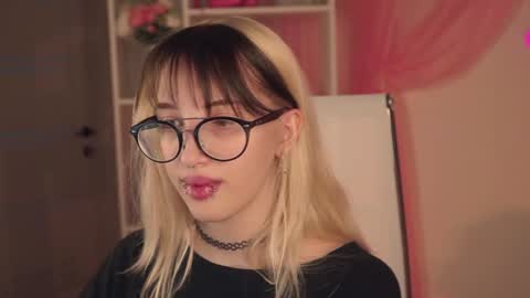 EVA NON NUDE online show from 2, 7, 2026