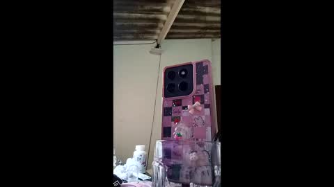 eimy_saenzz online show from 17, 4, 2026