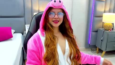 Snapshot of eimyjoness chatting on 21, 10, 2025 EimmyJones online show from 21, 10, 2025