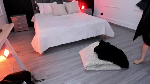 Eiryn Raven online show from 15, 4, 2026