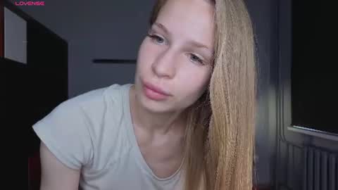 Snapshot of el1s_evans chatting on 23, 6, 2026 please read my bio there is information about private shows and about my personality online show from 23, 6, 2026