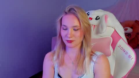 Snapshot of elaravoltage chatting on 30, 4, 2026 elaravoltage online show from 30, 4, 2026