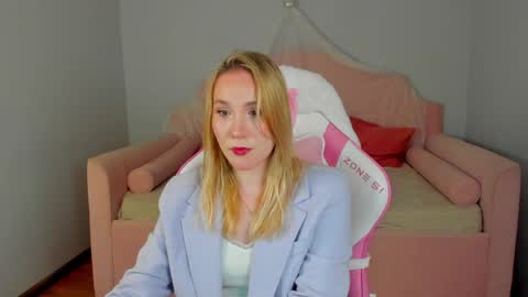 Snapshot of elaravoltage chatting on 7, 5, 2026 elaravoltage online show from 7, 5, 2026