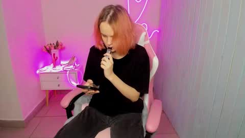 elieiza_xo online show from 7, 10, 2025