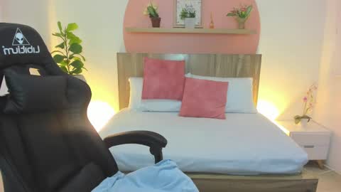 Snapshot of elissa_iris chatting on 23, 12, 2024 E L I S S A online show from 23, 12, 2024