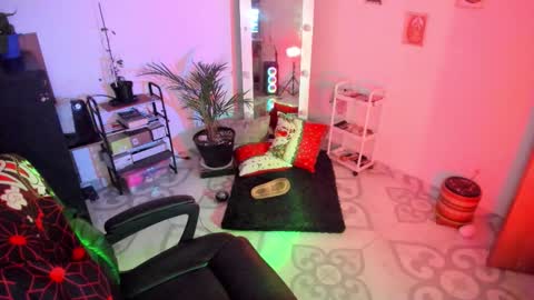 Elizabeth Martinez online show from 27, 11, 2025