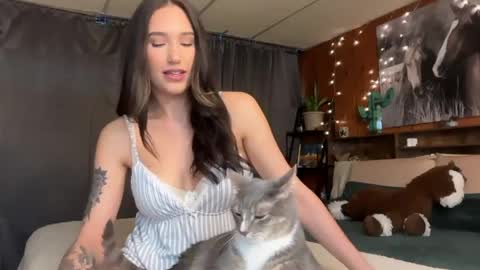 Ella online show from 28, 4, 2026