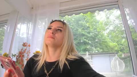 Snapshot of ella_vee chatting on 8, 5, 2026 ella_vee online show from 8, 5, 2026