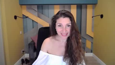 Snapshot of ellalongs chatting on 5, 1, 2025 EllaLongs online show from 5, 1, 2025