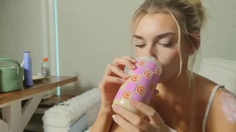 ellalowe online show from 18, 4, 2026