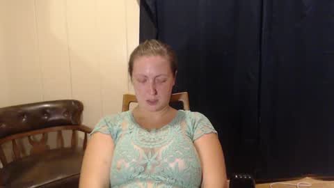 Snapshot of ellemermaid chatting on 12, 9, 2025 elle online show from 12, 9, 2025