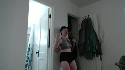 Ellie Rowyn online show from 10, 4, 2026