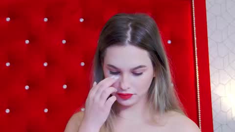 Elsa Jean online show from 5, 11, 2025