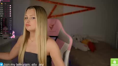 Snapshot of elly_ary chatting on 25, 10, 2025 elly_ary online show from 25, 10, 2025