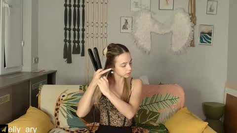 Snapshot of elly_ary chatting on 1, 12, 2025 elly_ary online show from 1, 12, 2025