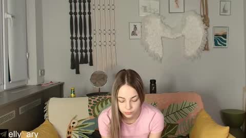 Snapshot of elly_ary chatting on 13, 12, 2025 elly_ary online show from 13, 12, 2025