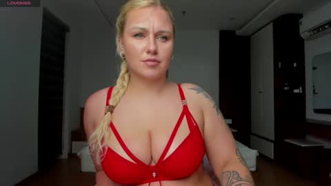 Snapshot of elly_blondy chatting on 5, 7, 2026 Elly online show from 5, 7, 2026