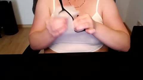 Snapshot of elly_petite chatting on 23, 6, 2026 Elly online show from 23, 6, 2026