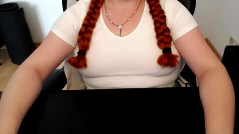Snapshot of elly_petite chatting on 5, 7, 2026 Elly online show from 5, 7, 2026