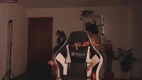 Snapshot of elly_uwuw chatting on 23, 10, 2025 Emy Castro online show from 23, 10, 2025