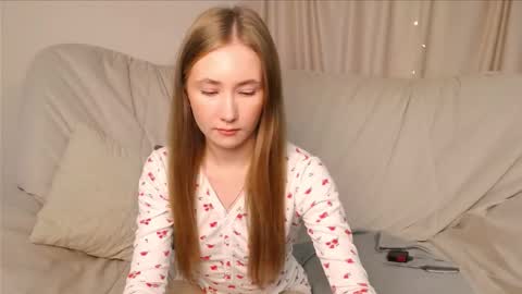 Snapshot of ellycolins chatting on 14, 10, 2025 Elly online show from 14, 10, 2025