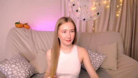 Snapshot of ellycolins chatting on 18, 10, 2025 Elly online show from 18, 10, 2025