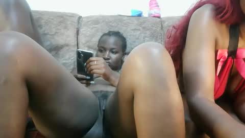 Snapshot of elsie02 chatting on 13, 11, 2025 elsie02 online show from 13, 11, 2025