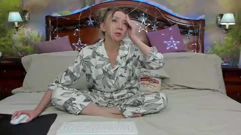 ElvaArno online show from 2, 1, 2025