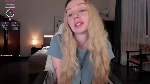 Snapshot of em_emilie chatting on 15, 10, 2025 Emilie online show from 15, 10, 2025