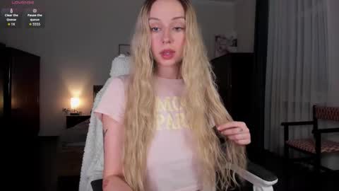 Snapshot of em_emilie chatting on 7, 11, 2025 Emilie online show from 7, 11, 2025