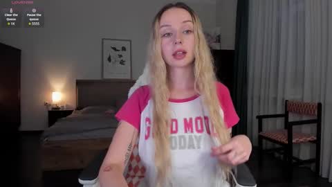 Snapshot of em_emilie chatting on 17, 11, 2025 Emilie online show from 17, 11, 2025