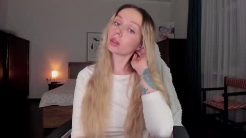 Snapshot of em_emilie chatting on 14, 12, 2025 Emilie online show from 14, 12, 2025