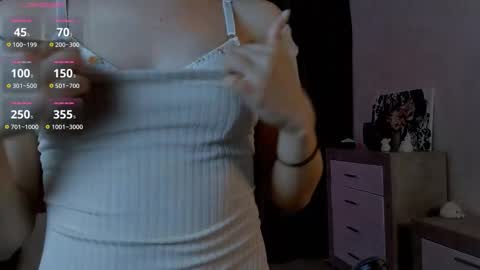 Snapshot of emeliareaper chatting on 30, 10, 2025 Emelia online show from 30, 10, 2025