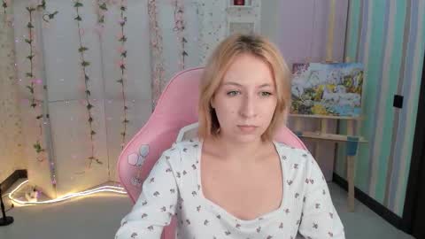 Snapshot of emely_garcias chatting on 15, 10, 2025 emelia online show from 15, 10, 2025