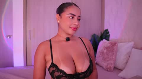 Snapshot of emiily_bell chatting on 8, 7, 2026 online show from 8, 7, 2026