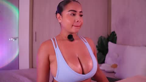 Snapshot of emiily_bell chatting on 15, 7, 2026 online show from 15, 7, 2026