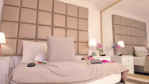 EMILY ROBERTS online show from 8, 3, 2025