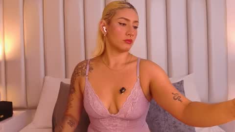 EMILY ROBERTS online show from 27, 11, 2025