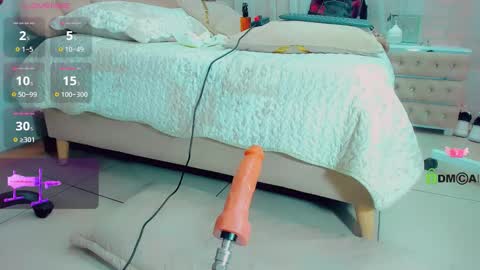 EmillySaenz online show from 15, 9, 2025