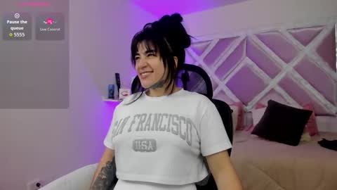 emilayton_ online show from 14, 10, 2025