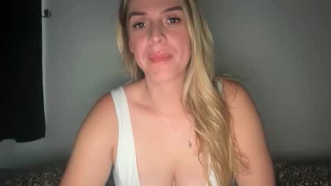 Snapshot of emilelovesyou chatting on 5, 6, 2026 emilelovesyou online show from 5, 6, 2026