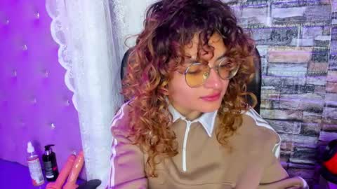 Snapshot of emili_rouse_ chatting on 15, 10, 2025 Emy  online show from 15, 10, 2025