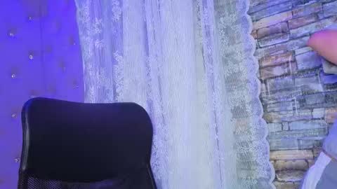 Snapshot of emili_rouse_ chatting on 25, 11, 2025 Emy online show from 25, 11, 2025