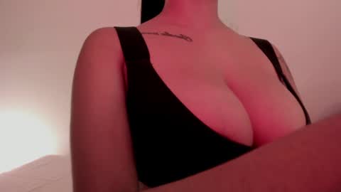 Emilia Big Boobs online show from 28, 1, 2025