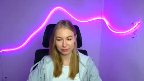 Snapshot of emilia_ilia chatting on 4, 10, 2025 Emilia online show from 4, 10, 2025