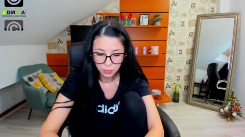Snapshot of emillytaylor chatting on 20, 12, 2024 EmillyTaylor online show from 20, 12, 2024