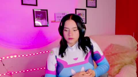 Emily Lindey online show from 28, 5, 2026