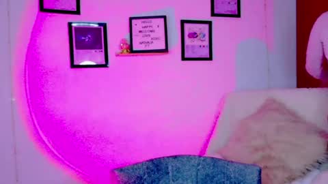 Snapshot of emily_lindey_ chatting on 8, 7, 2026 Emily Lindey online show from 8, 7, 2026
