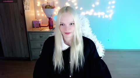 Snapshot of emily_nyaffe chatting on 4, 3, 2025 Lia online show from 4, 3, 2025