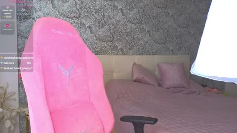 Snapshot of emilydancee chatting on 20, 12, 2024 emilydancee online show from 20, 12, 2024